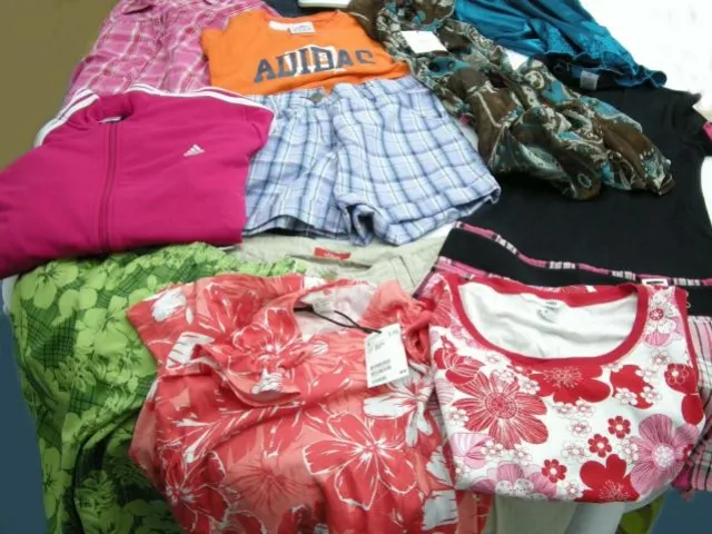 Odzież używana przygotowana do sprzedaży w nowym sklepie second hand