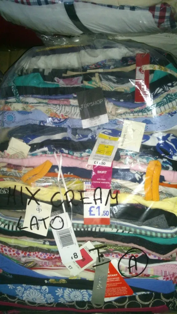 Odzież używana gatunku cream w worku z etykietą Mix Cream